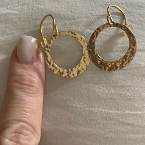 Little gold dangling earrings! 💫